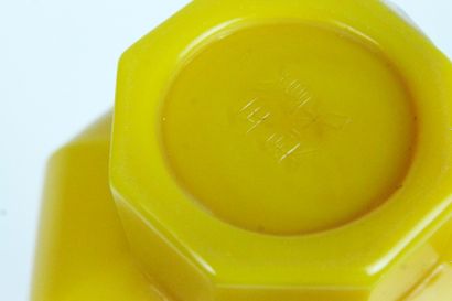 CHINE Vase bouteille de forme octogonale en verre jaune de Pékin. Marque au revers...