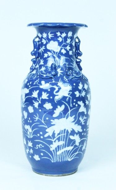 CHINE Vase en porcelaine bleu blanc à décor émaillé de feuillages, hérons, insectes....