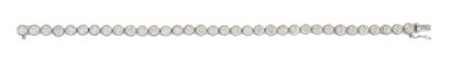 null BRACELET LIGNE en or gris retenant une succession de 34 diamants de taille brillant...