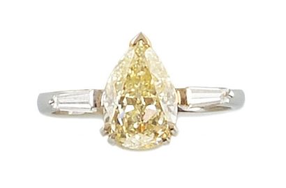 null BAGUE en or gris, la monture lisse et ajourée sertie de deux diamants de taille...