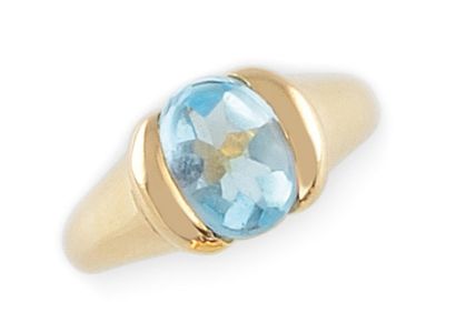 null BAGUE JONC en or jaune retenant en son centre une topaze bleue de taille ovale.
La...