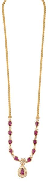 null COLLIER en or jaune, en chute retenant une succession 10 de rubis de taille...