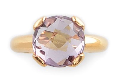 null BAGUE en or rose, la monture jonc retenant en son centre une améthyste de taille...