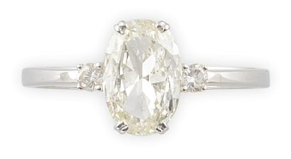 null BAGUE en or gris retenant en son centre un diamant d'environ 1,50 carat de taille...