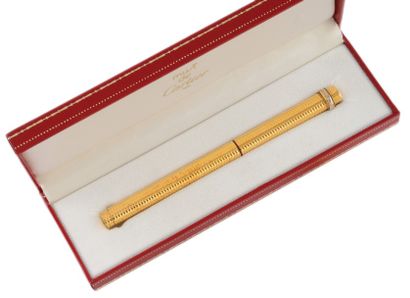 CARTIER STYLO bille en métal doré.
Poids brut: 22,8 g
Longueur: 13,6 cm

A yellow...