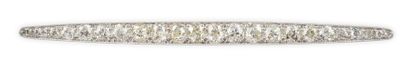 null BROCHE BARRETTE en or gris sertie d'une succession de 24 diamants de taille...