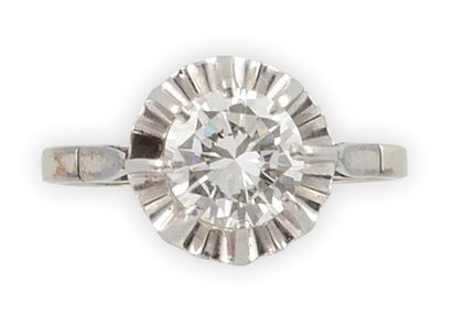null SOLITAIRE en platine et or gris retenant un diamant d'environ 1,30 carat de...