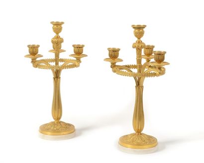 null PAIRE DE CANDELABRES en bronze dore et cisele à trois bras de lumières reunis...