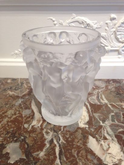 LALIQUE FRANCE Vase Bacchantes en cristal moulé opalescent. Modèle crée en 1927.
Boite...