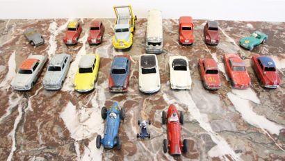 DINKY TOYS Collection de 18 vehicules et un pilote de kart
 En l'etat (sans boite)
...