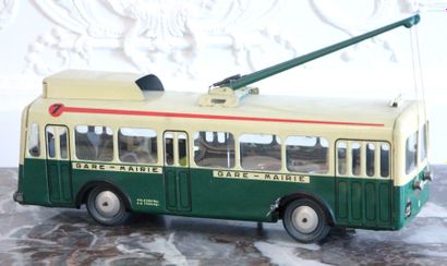 JOUSTRA Trolley-bus en tôle
 lithographiee verte et jaune clair, avec le numero 7...