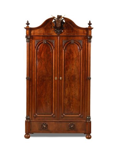 null Exceptionnelle ARMOIRE DE CHASSE en placage de ronce d'acajou ouvrant par deux...