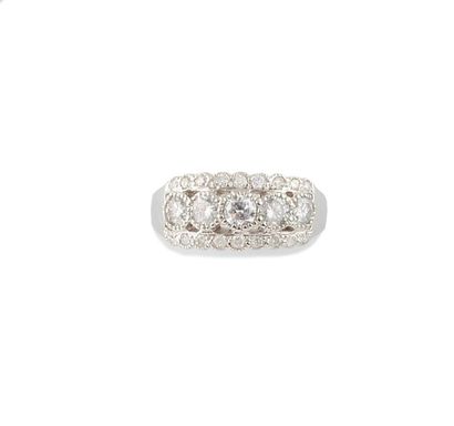 null BAGUE en argent rhodie, la monture ajouree sertie de cinq diamants de taille...