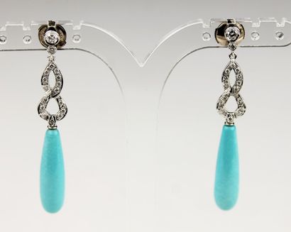 null PAIRE DE BOUCLES D'OREILLES en or gris, la monture entrelacee sertie de diamants...