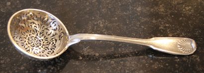 null CUILLERE A SAUPOUDRER en argent, la spatule ciselee d'une coquille
 Poinçons...