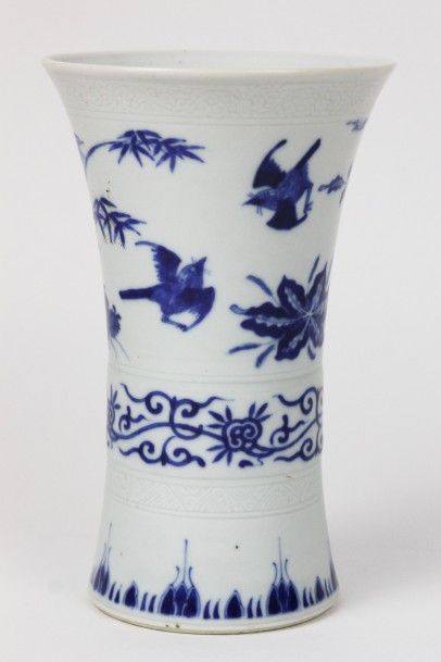 CHINE Vase cornet en porcelaine emaillee bleu blanc
 Fin des Qing
 Haut : 22 cm