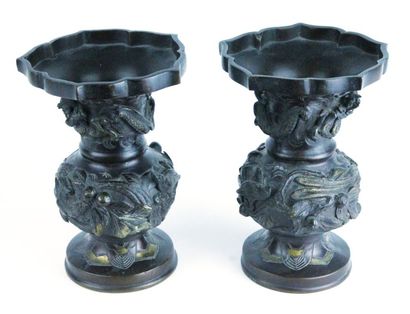 CHINE Paire de vases balustre sur piedouche à col cranté en bronze repoussé à double...