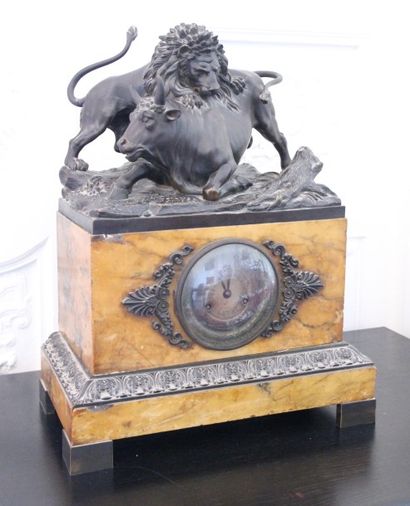 null PENDULE en bronze patine representant un lion et un taureau au combat, le cadran...