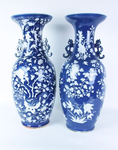 null CHINE Paire de vases balustre en porcelaine émaillée bleu blanc à décor feuilagé....
