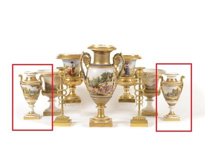 null PARIS Paire de vases à l'antique sur piédouche en porcelaine polychrome et or,...