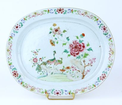 null COMPAGNIE DES INDES Plat de forme ovale en porcelaine de la famille rose à décor...