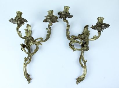 null PAIRE D'APPLIQUES à deux bras de lumières mouvementés en bronze doré et ciselé...