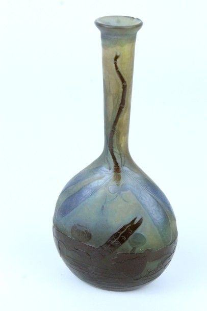 null ETABLISSEMENT GALLE Vase soliflore en verre double, à panse méplate. Décor lacustre...