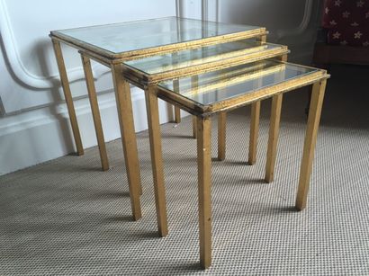 Robert THIBIER (1926-2001) Trois tables gigognes en métal doré à la feuille, les...