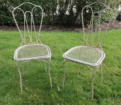 null PAIRE DE CHAISES DE JARDIN en fer forgé relaqué blanc. Vers 1900