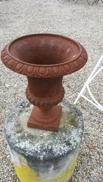 null PAIRE DE VASES de forme Medicis en fonte. Haut : 50 cm