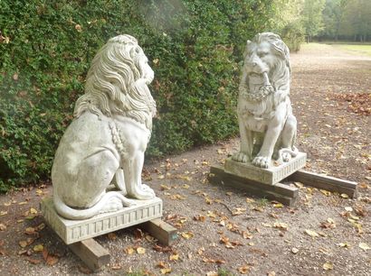 null PAIRE DE LIONS en marbre blanc. 
XIXème siècle
Haut : 125 cm
 
Vente sur désignation.
à...