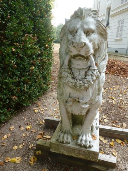 null PAIRE DE LIONS en marbre blanc. 
XIXème siècle
Haut : 125 cm
 
Vente sur désignation.
à...