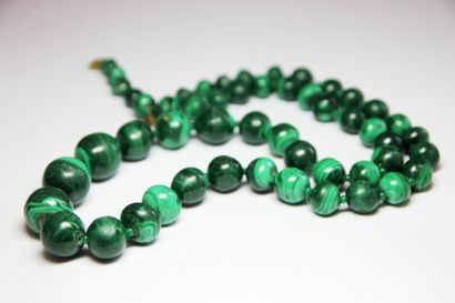 null COLLIER composé d'une succession de 55 perles en malachite. Poids brut : 95,75...