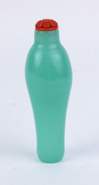 null CHINE Tabatière en verre de Pékin Signée Début XXeme siècle Haut. 9,3 cm