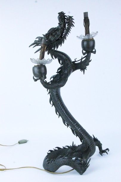 null CHINE Candélabre en forme de dragon en bronze patiné à deux lumières Fin XIXème...