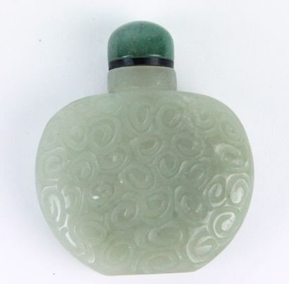 null CHINE Tabatière en jade celadon Début XXème siècle Haut. 5,6 cm