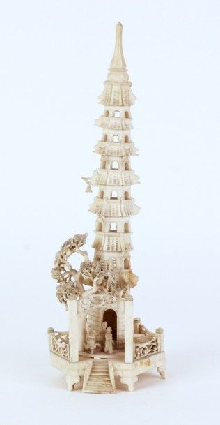 null CHINE Sculpture en ivoire représentant une pagode animée de personnages Haut...