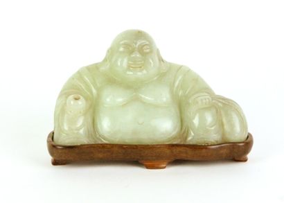 null CHINE Bouddha rieur en jade. Haut : 12 cm Larg : 18 cm (manques) Provenance...
