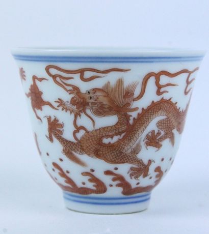 null CHINE Petit vase de vin en porcelaine émaillée bleu et rouge, à décor de dragons....