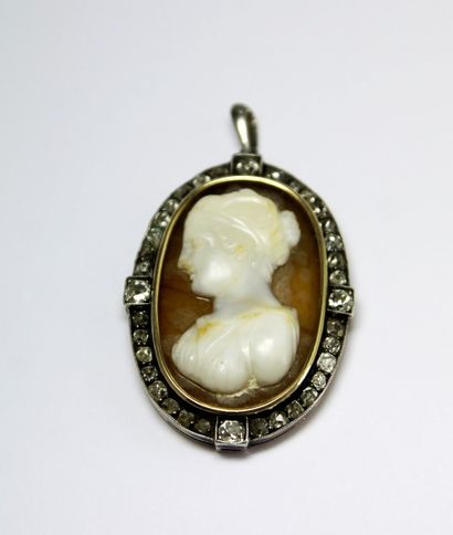 null PENDENTIF en or gris et or jaune retenant un camée sur agate stylisant un profil...