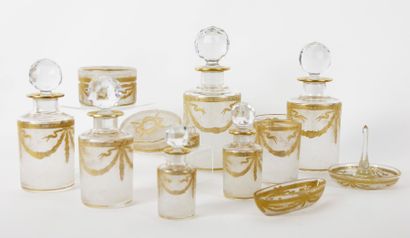 null BACCARAT Nécessaire de coiffeuse en cristal opaque guiloché rehaussé à l'or...