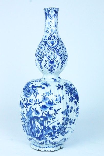 null DELFT Vase de forme double gourde en faience bleu blanc à panse godronnée. XIXème...