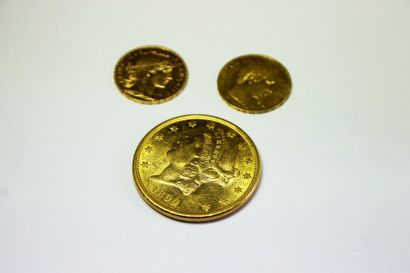 null LOT DE TROIS PIECES en or jaune, 1 dollar américain et 2 pièces de 20 Francs...