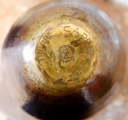 null Pierre CARREL (XXème siècle) Brule parfum de forme ovoide en cuivre martelé....