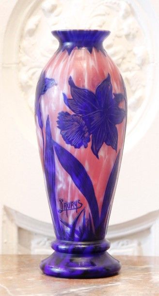 null D'AURYS (Wilhelm Kralik Sohn) (1881-1940) Vase en verre gravé dégagé à l'acide...