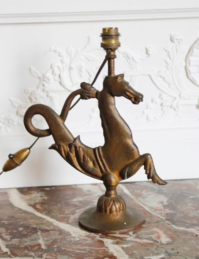 null MAISON BAGUES Pied de lampe en bronze patiné représentant un cheval marin XXème...