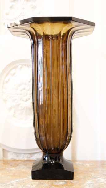 null DAUM NANCY Vase de forme cornet en verre fumé cannelé. Vers 1940 Haut : 41,5...