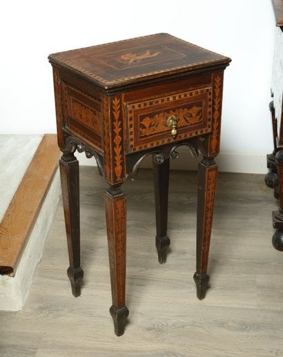 null Petite CONSOLE D'ALCOVE formant chevet en bois de placage et marqueterie de...