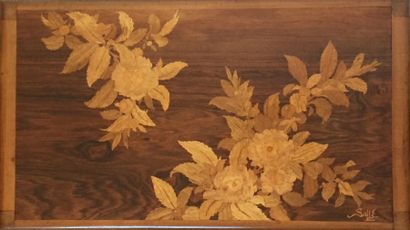 null Table basse en bois naturel présentant un plateau marqueté à décor floral signé...
