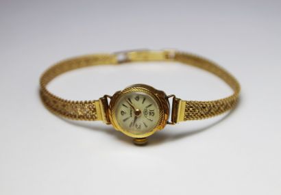 null MONTRE en or jaune le boitier rond, le bracelet en or jaune. Poids brut : 11,8...